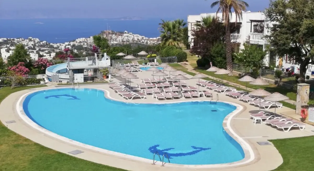 Complex pool